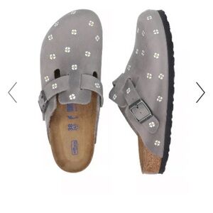 Birkenstock x The Great collab. Hand stamped and painted Boston clogs! Women’s 8